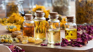 الفرق بين الزيوت الأساسية والمطلقة في صناعة العطور؟ Differences between essential oils and absolutes (essence)