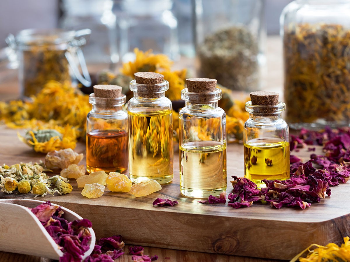 الفرق بين الزيوت الأساسية والمطلقة في صناعة العطور؟ Differences between essential oils and absolutes (essence)