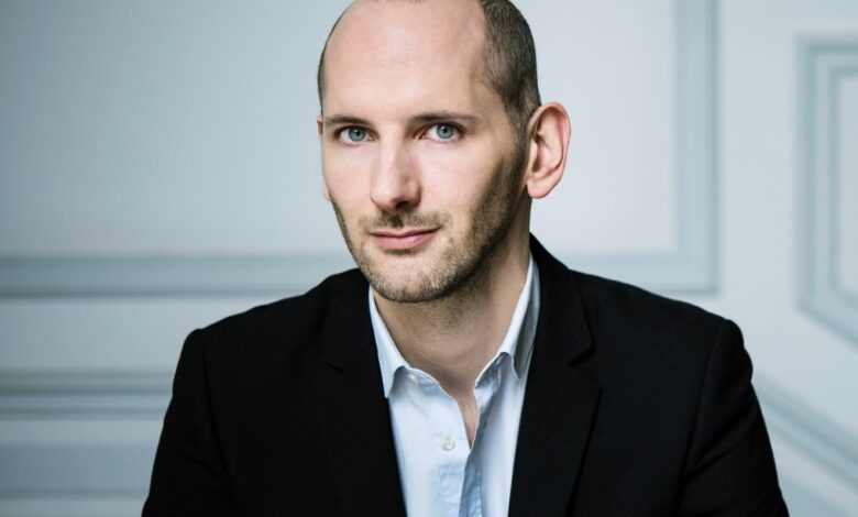 كونتان بيش يواصل مفاجأة عالم العطور بابتكاراته الفريدة