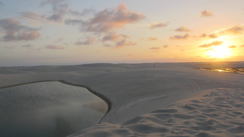 غروب الشمس فوق الكثبان الرملية النقية في لينسوا ميرينهينسيس