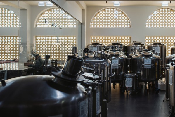 الخزانات داخل مصنع أمواج، حيث تستقر كل إبداعات العطور وتعتّق لتسمح للزمن بأداء سحره التحويلي

